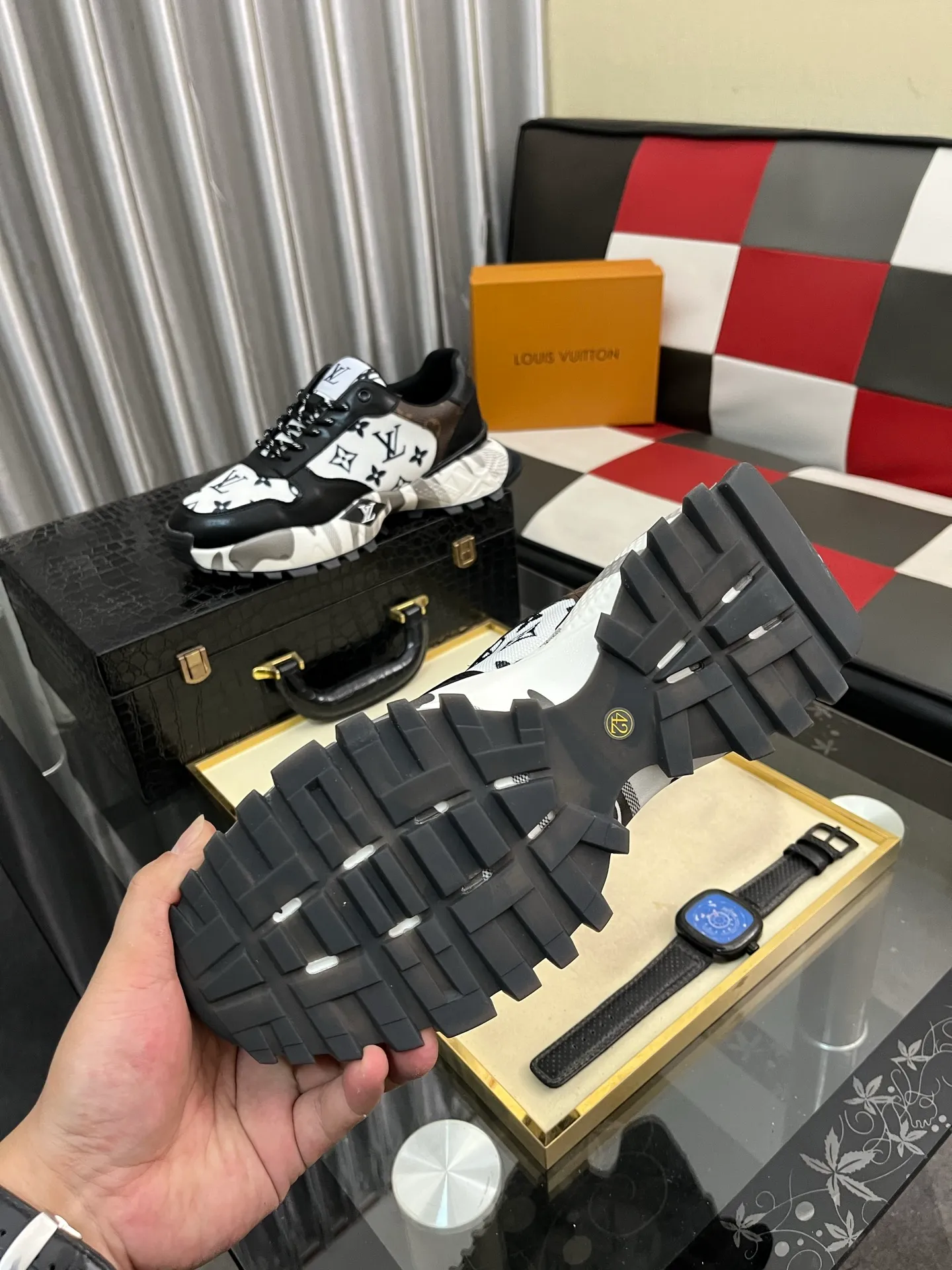 Men's shoes 💰458⌚️⌚️《Louis vuitton/LV Louis Vuitton》original quality.~ Unique modern style sneakers. 🏃A must-have casual shoe for trendy men😍😍 Original brand imported from Italy, imported original leather, cowhide lining (refuses to discolor and grind feet) Sole: Original sole provided by the original factory, French lazy style design ⚠️Fit to the feet Original quality code number: 38-442️⃣Colors available